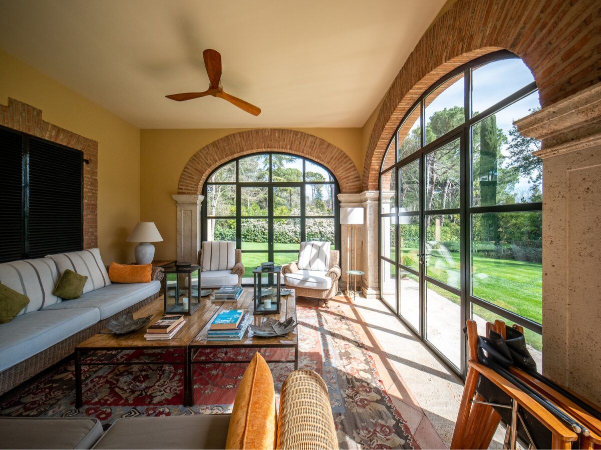 casa de lujo con vistas al jardin