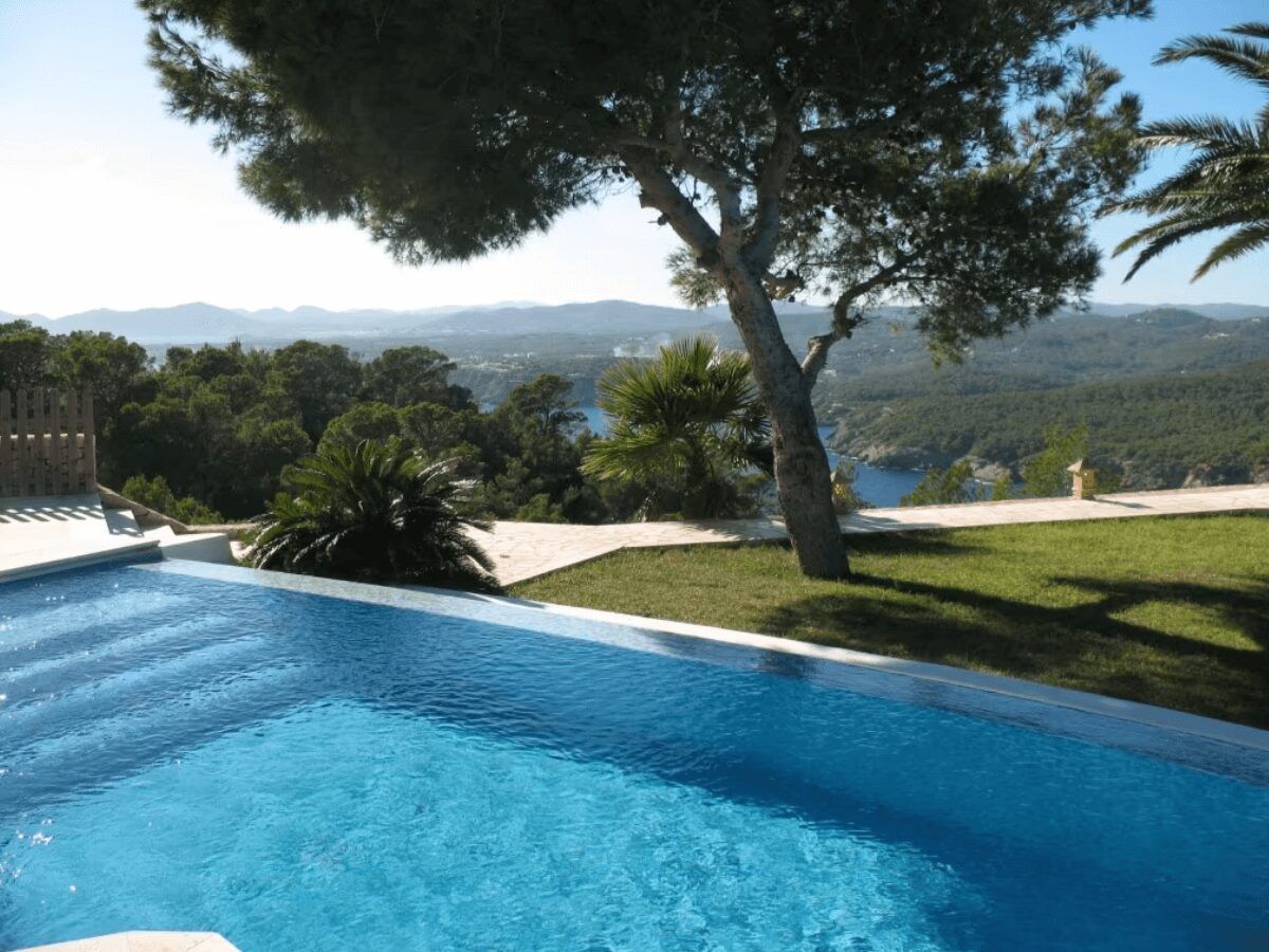 piscina exterior vistas mediterraneo