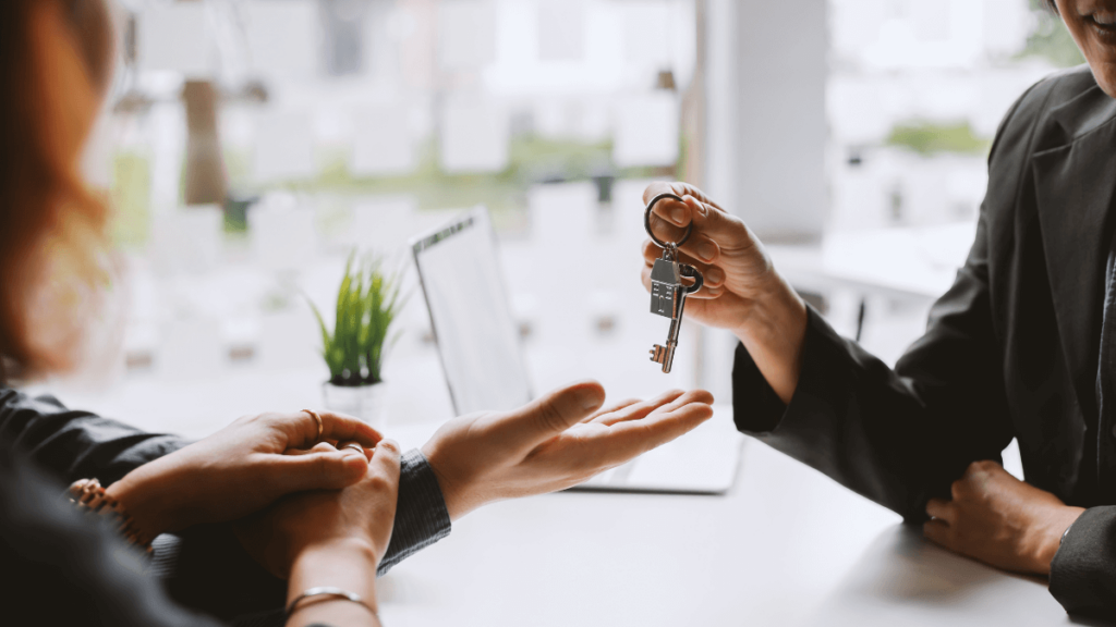 Comprar casa con deudas en la comunidad, ¿qué tener en cuenta?