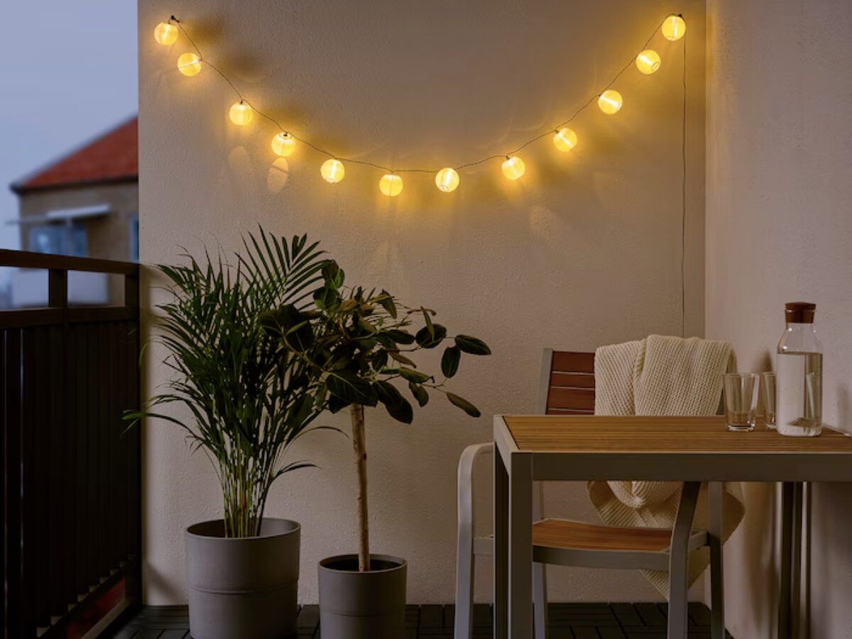 3 propuestas de IKEA para decorar un balcón pequeño, mediano y grande - Fotocasa Life Decoración balcón pequeño IKEA con iluminación