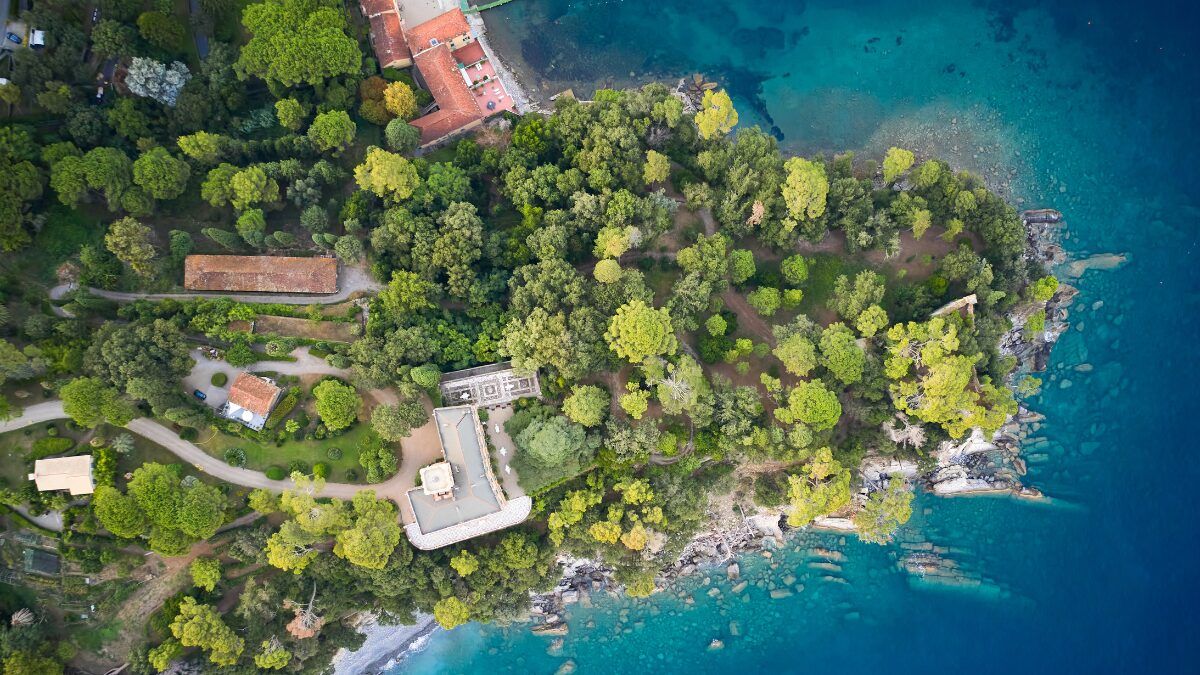 Retiro de paz con helipuerto y dos calas privadas sobre un acantilado en Ibiza, a la venta en Fotocasa