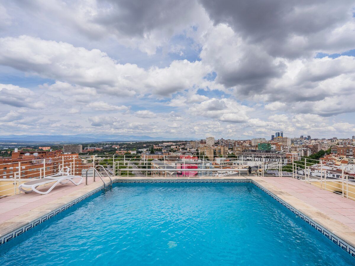 zona comunitaria pisicina y solarium