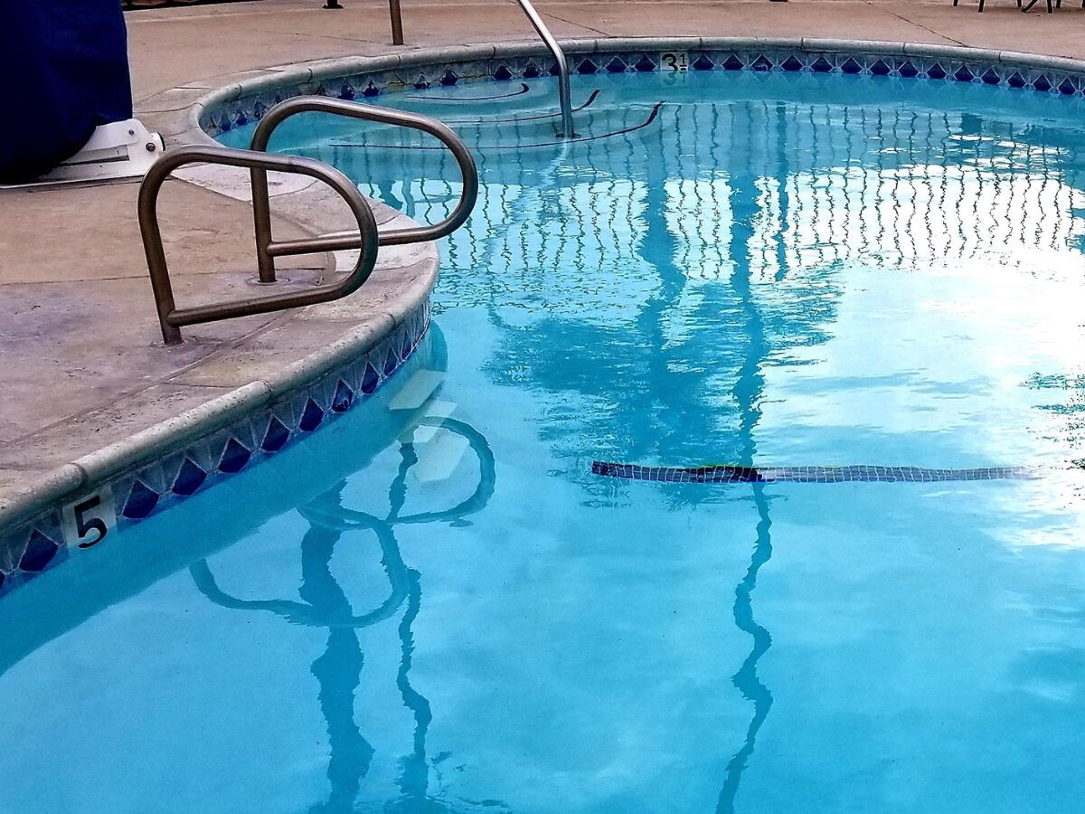 Piscina con escalera romana