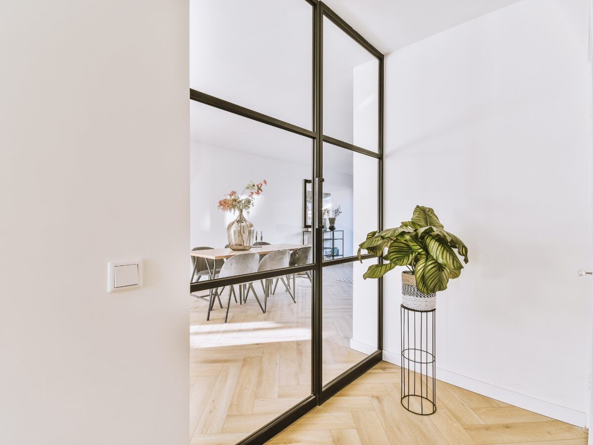 puerta de vidrio para más luz natural