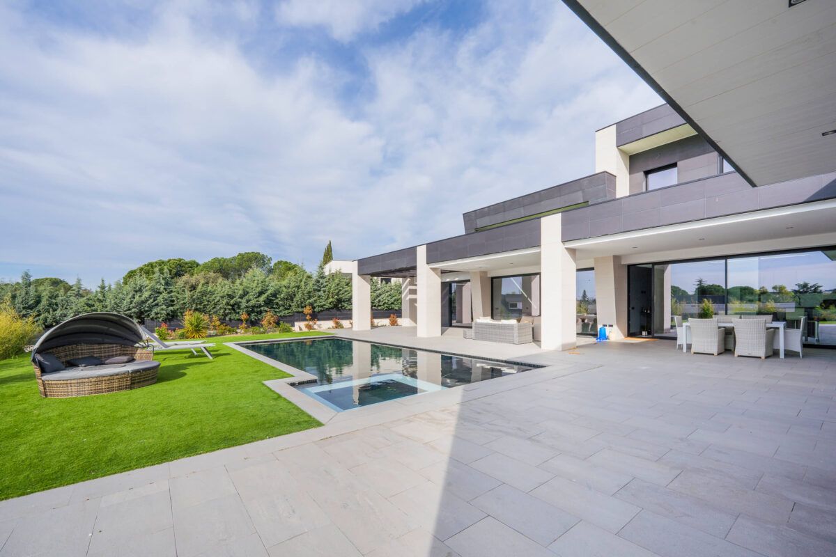 chalet con jardin y piscina en venta