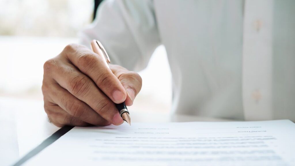 ¿Quiénes deben incluirse en un contrato de alquiler?