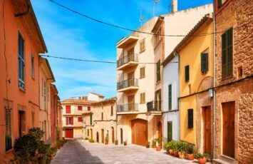 ¿Cómo puedo alquilar y trabajar en pueblos despoblados? - Fotocasa Life Los pueblos que tienen entre 5.000 y 10.000 habitantes son los preferidos para los que se quieren ir a vivir a una zona rural