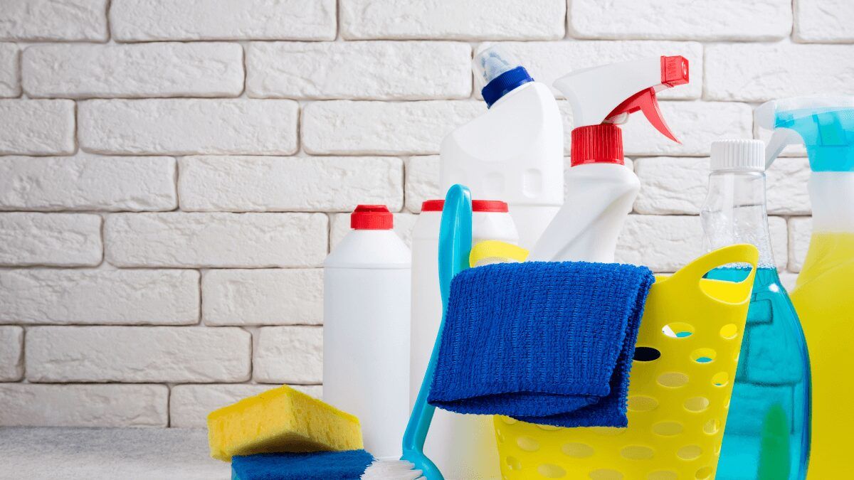 ¿Debe un inquilino limpiar las zonas comunes de un edificio si se turnan los vecinos?