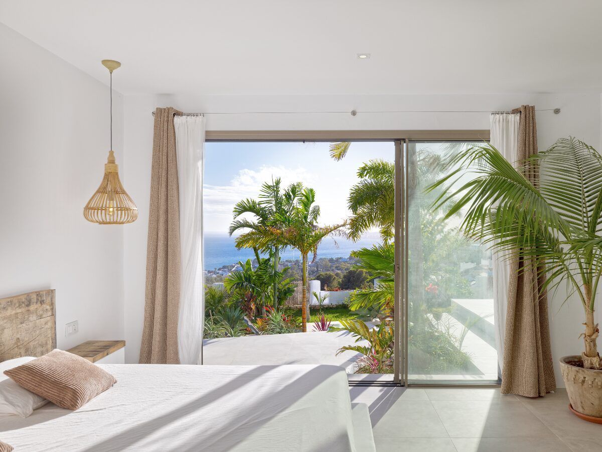 dormitorio con vistas a la costa del sol