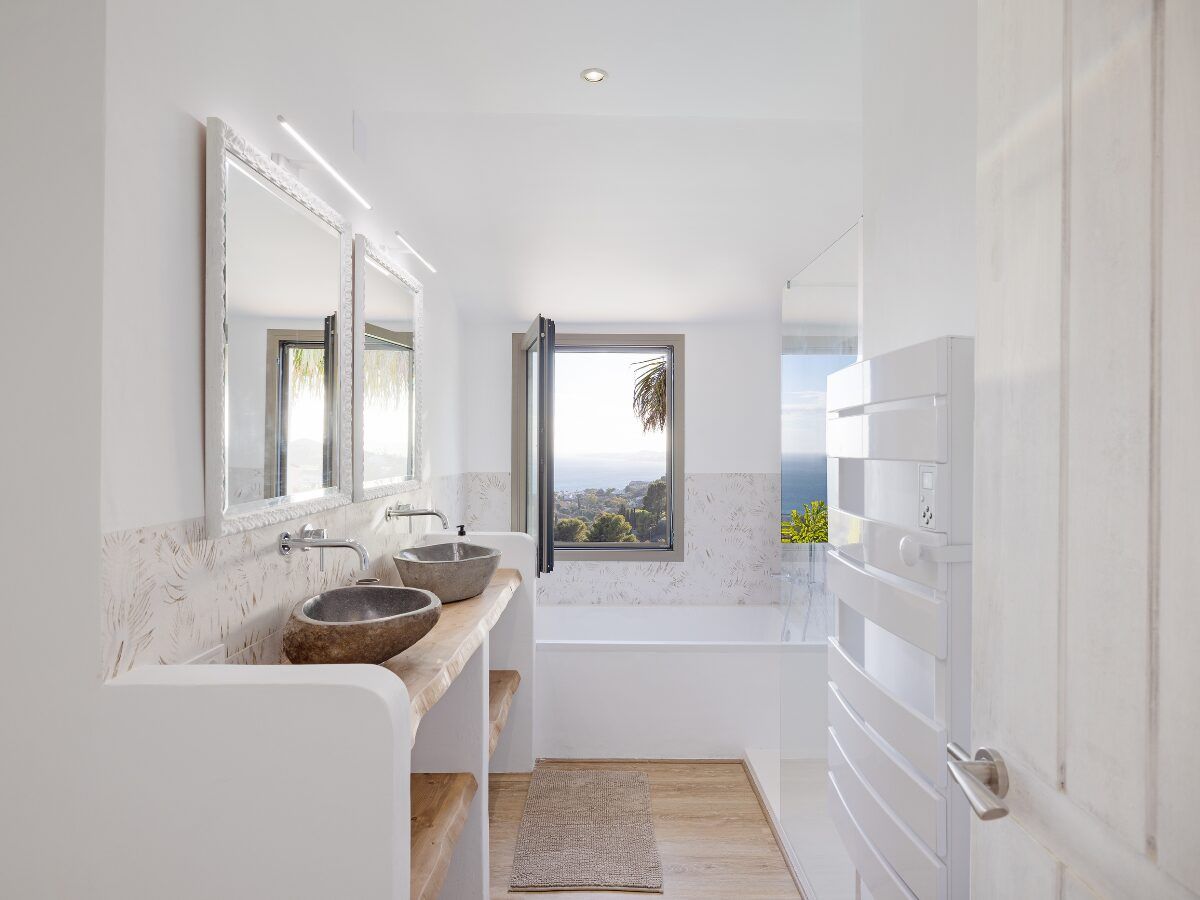 baño con vistas al mediterraeno