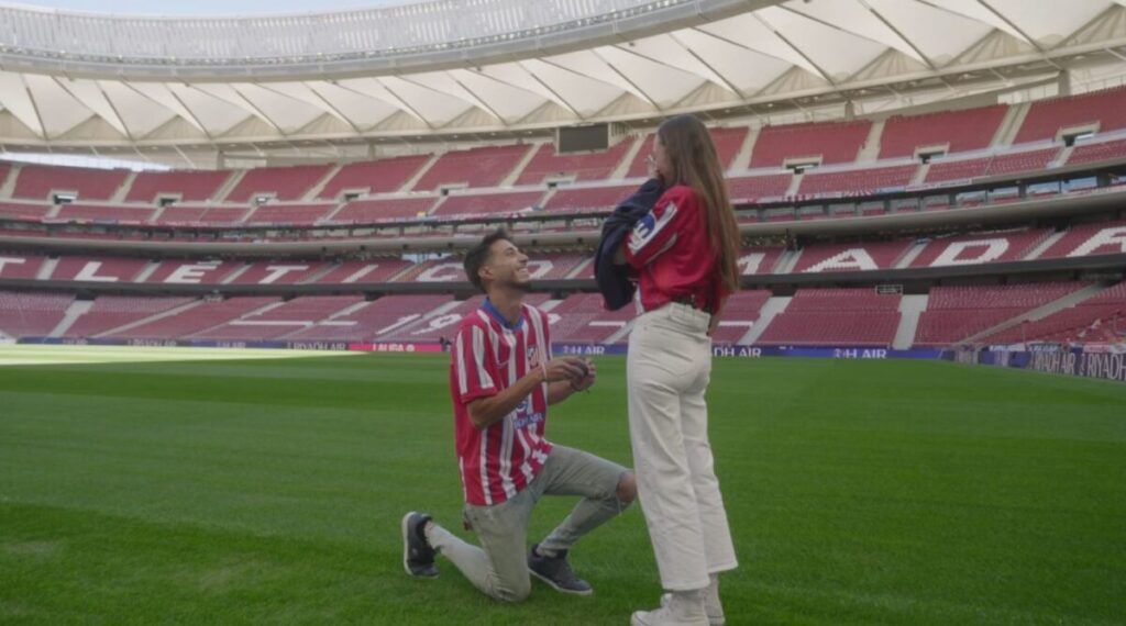 El piso que Fotocasa ha montado en el Cívitas Metropolitano para ver el derbi es testigo de una emotiva pedida de mano