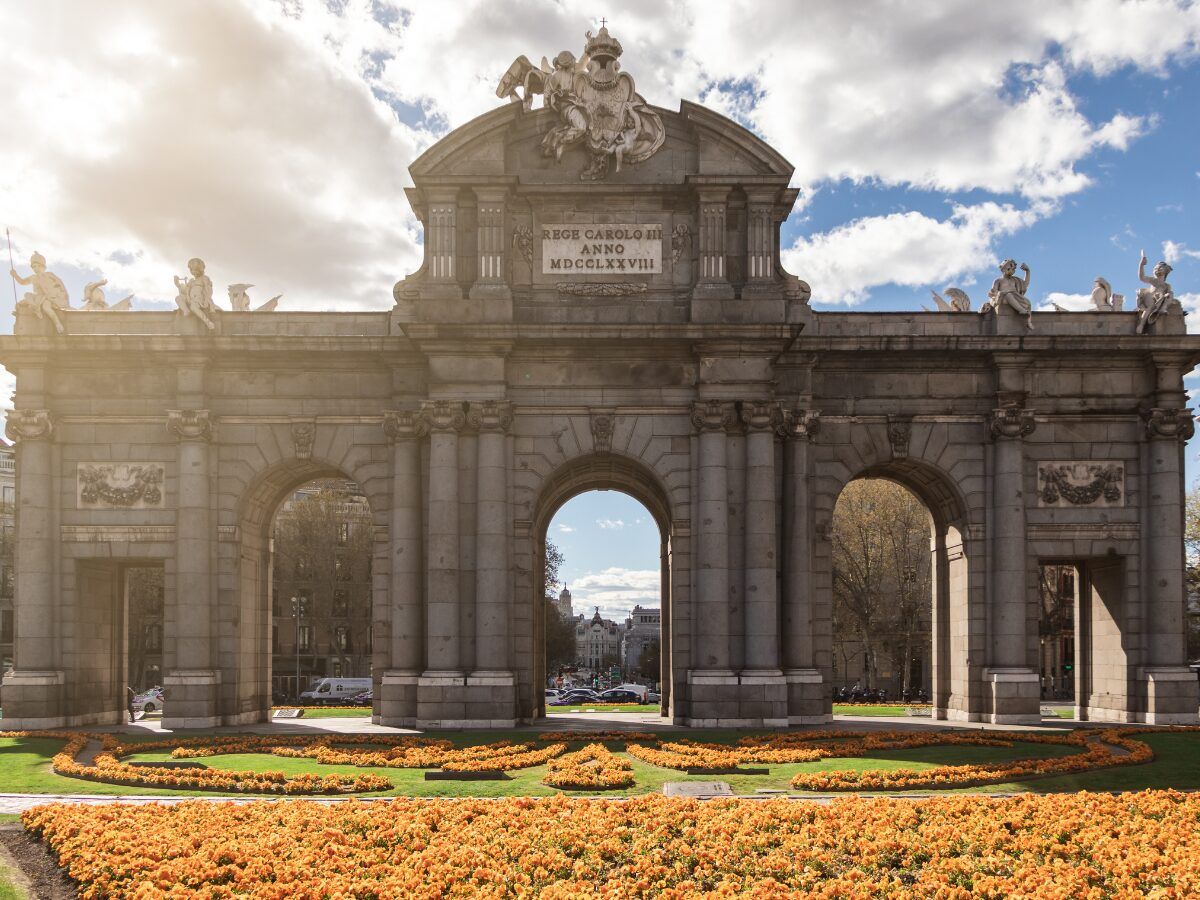 Puerta Alcalá estilo neoclasico