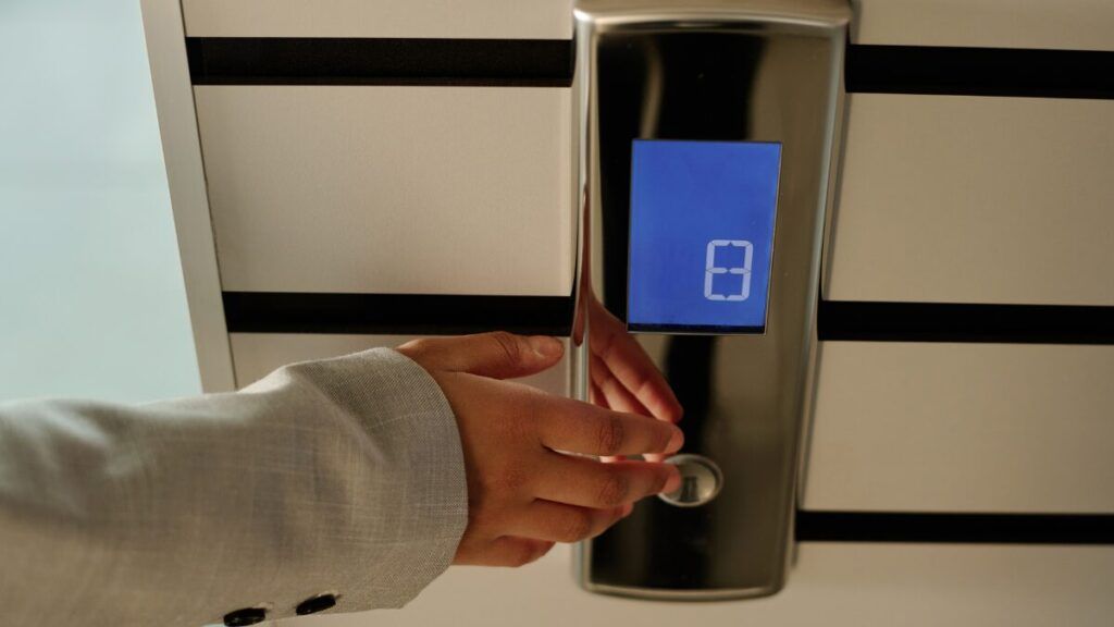 ¿Me pueden prohibir usar el ascensor en mi comunidad de vecinos?