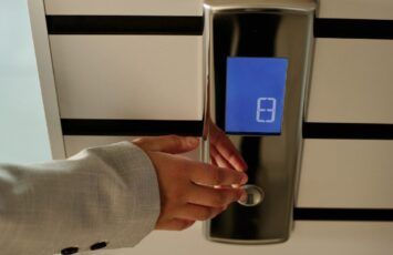 ¿Me pueden prohibir usar el ascensor en mi comunidad de vecinos?