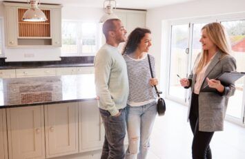 ¿Puede una pareja casada comprar una casa con un solo titular?