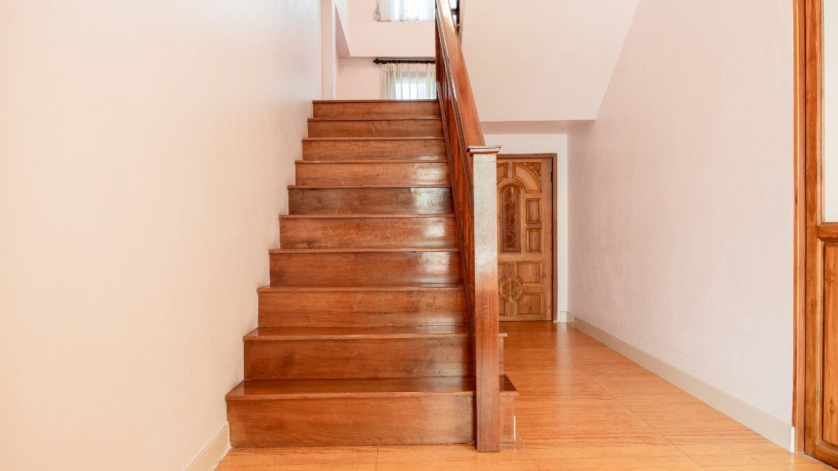 ¿Es posible cambiar el color de una puerta en una comunidad de vecinos?