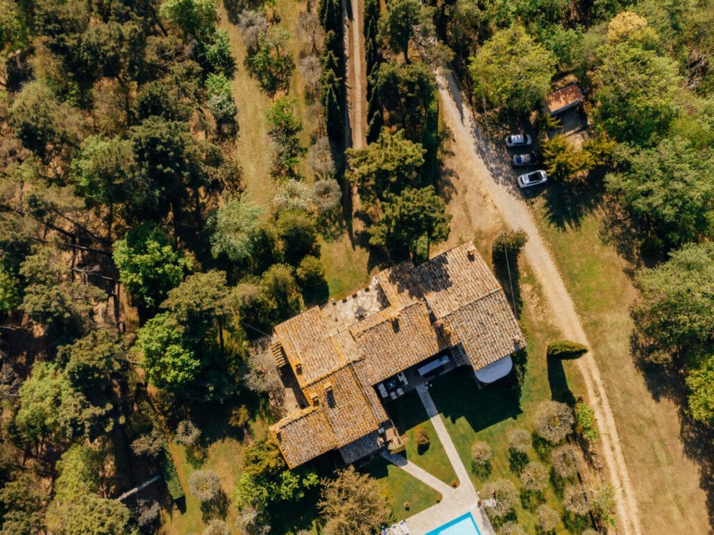¿Cómo puedo determinar el año de construcción de una finca?
