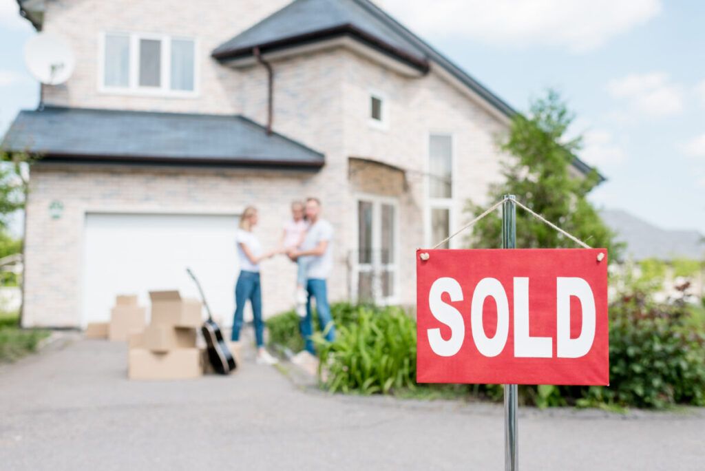 ¿Se pagan impuestos al vender una casa para pagar una hipoteca pendiente?