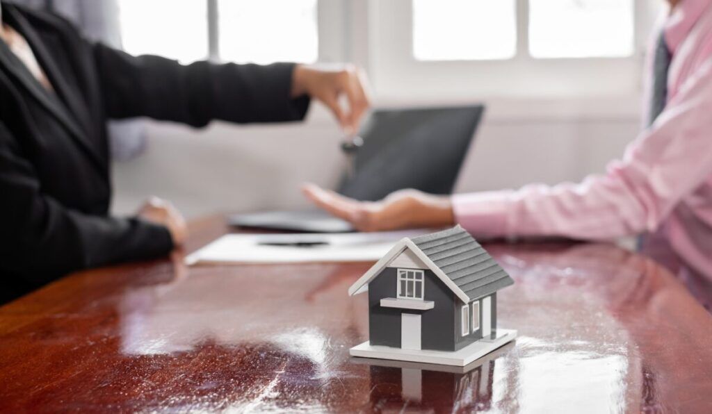 ¿Quién debe notificar al banco para cancelar una hipoteca después de vender un piso?