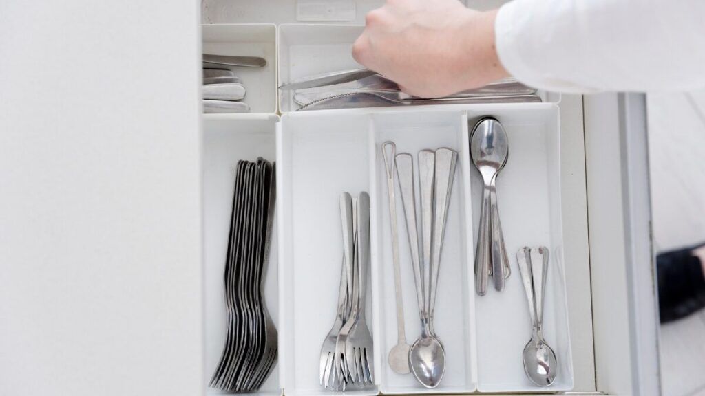 ¿Cómo organizar los cajones y armarios de la cocina?