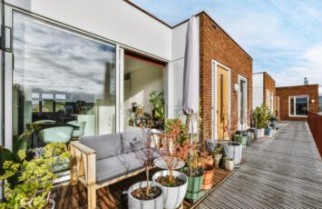 ¿Qué elementos son adecuados para decorar la terraza de un ático?