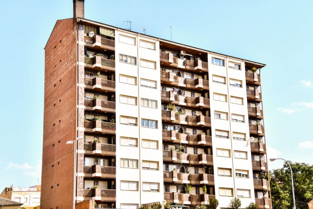 ¿Qué medidas se deben tomar si se detectan fisuras en un edificio?