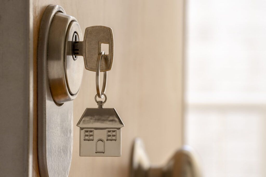 ¿Qué impuestos y seguros son necesarios antes de comprar un piso?