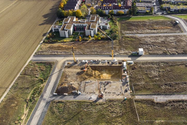 ¿Cuáles son los aspectos a considerar al comprar un terreno urbano no consolidado?