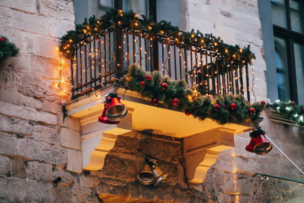 ¿Cuál es la normativa para decorar mi balcón en Navidad?