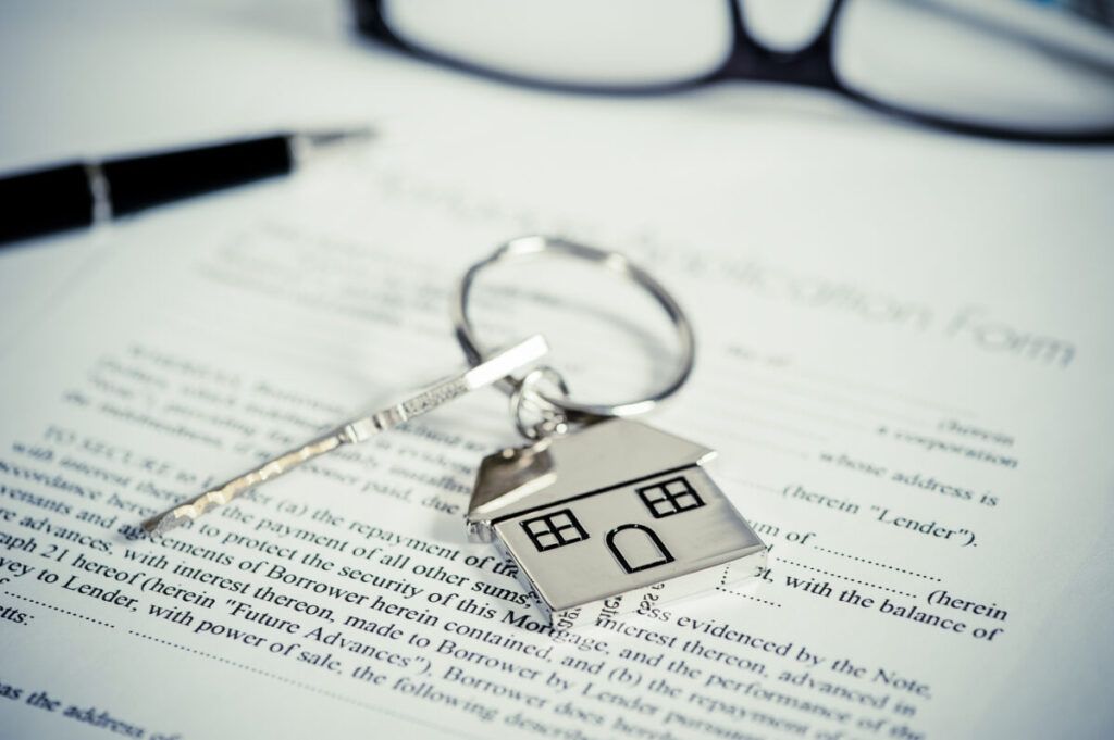 ¿Cómo puedo redactar un contrato de alquiler que incluya una cláusula para recuperar la vivienda?