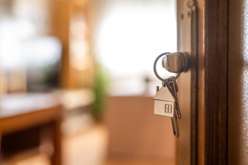 ¿Es mejor comprar una casa o un piso?