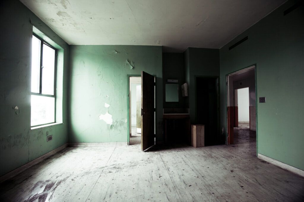 ¿Se debe devolver la fianza a un inquilino que abandona la vivienda sin preaviso si el piso no tiene desperfectos?