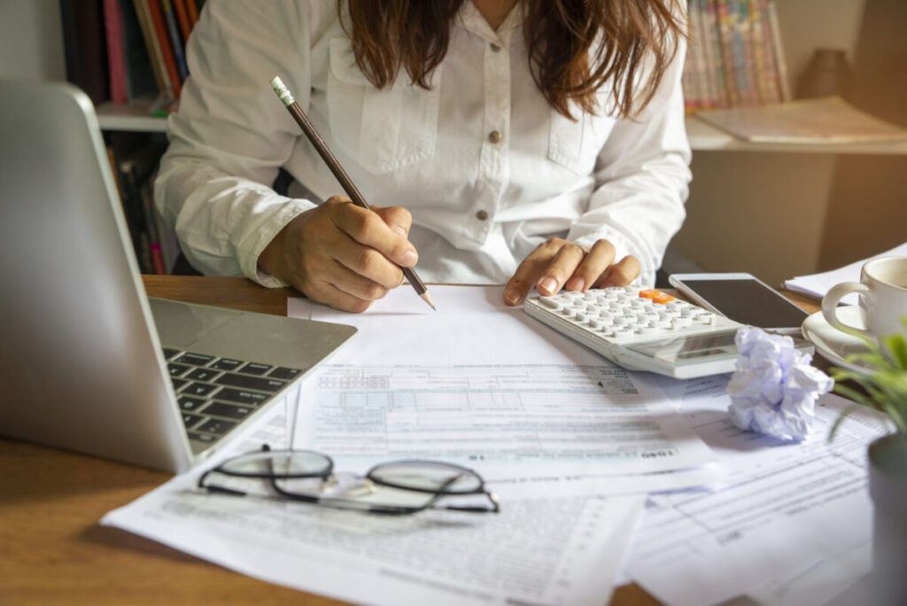 ¿Cómo puedo comprar una casa con cargas?