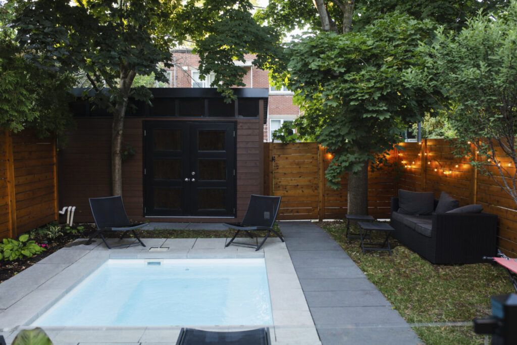 ¿Qué consideraciones debo tener en cuenta para instalar una piscina en mi jardín?