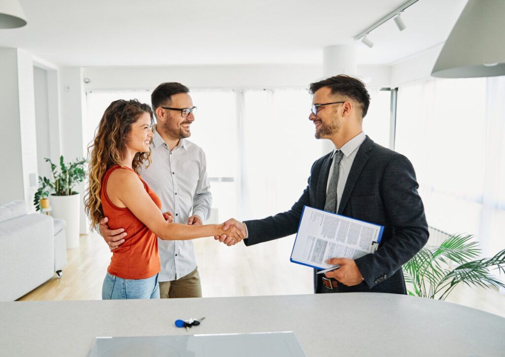 ¿Es necesario tener un contrato de trabajo o nóminas?