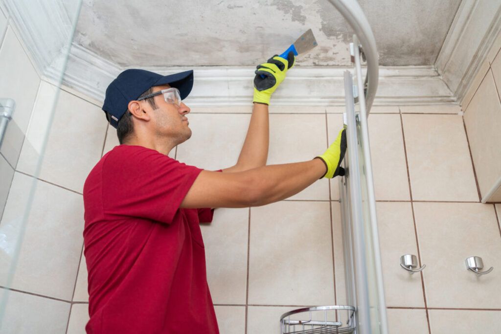 ¿Quién paga los daños por filtraciones en una vivienda procedentes del tejado comunitario?