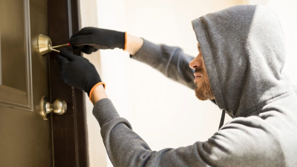 ¿Quién paga los daños por robo en una vivienda de alquiler?