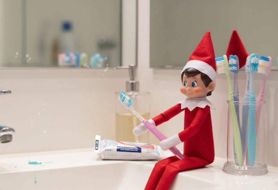 Elfo travieso en el baño