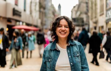 Perfil del joven que busca vivienda de alquiler en España en 2025: mujer soltera de 27 años con ingresos medios