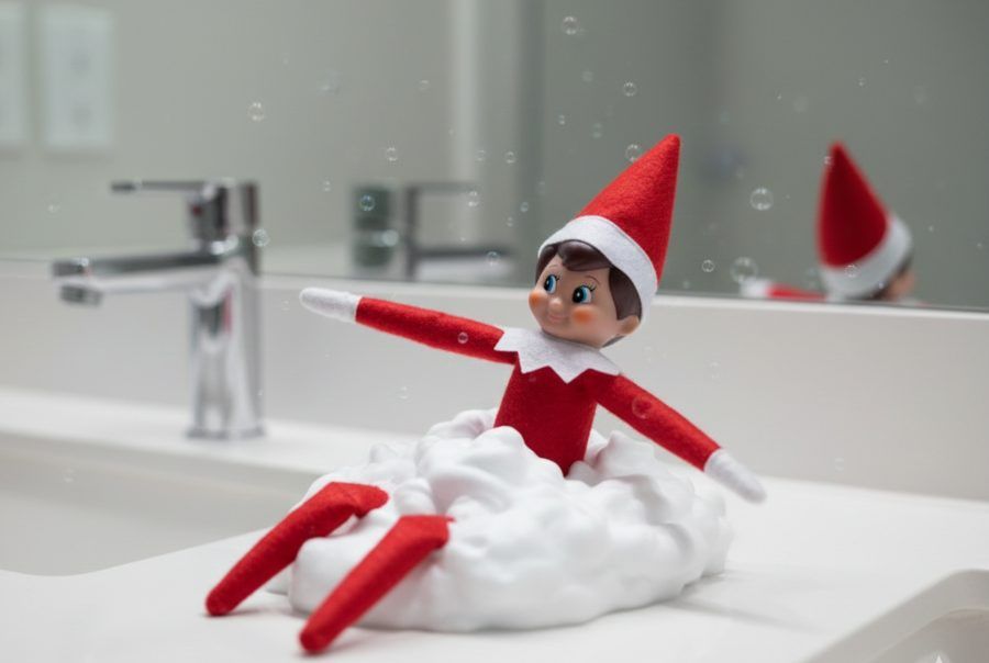 elfo haciendo travesuras en el baño