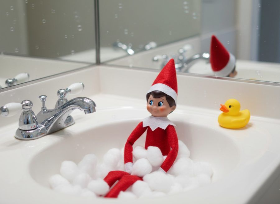 elfo travieso en un baño de espuma