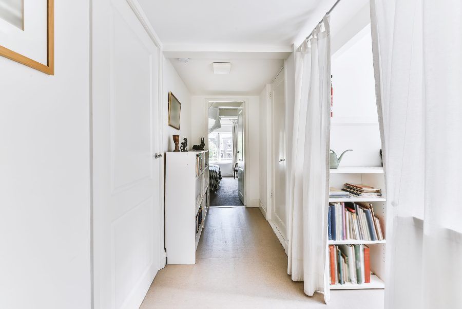 Estanterías en pasillos estrechos