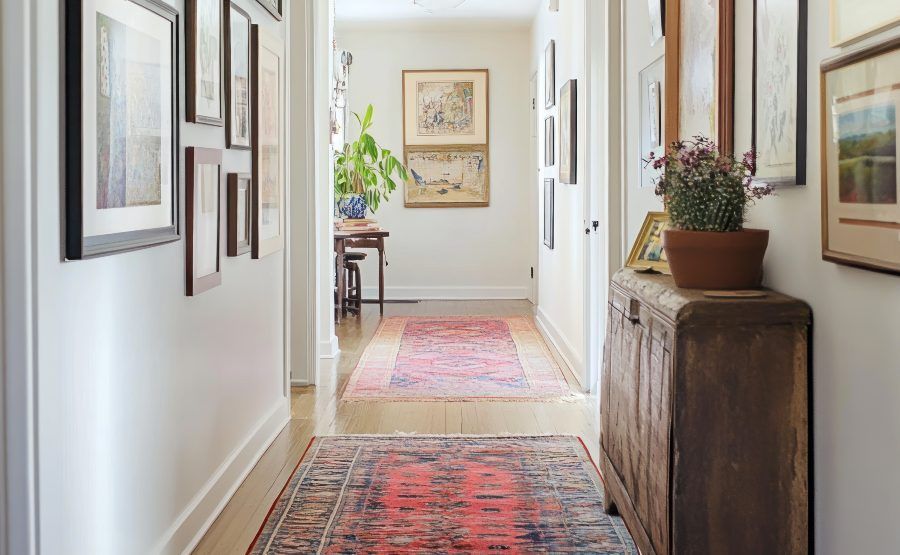 pasillo con alfombra y cuadros
