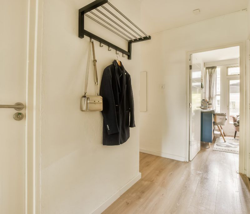 percheros en pasillos estrechos