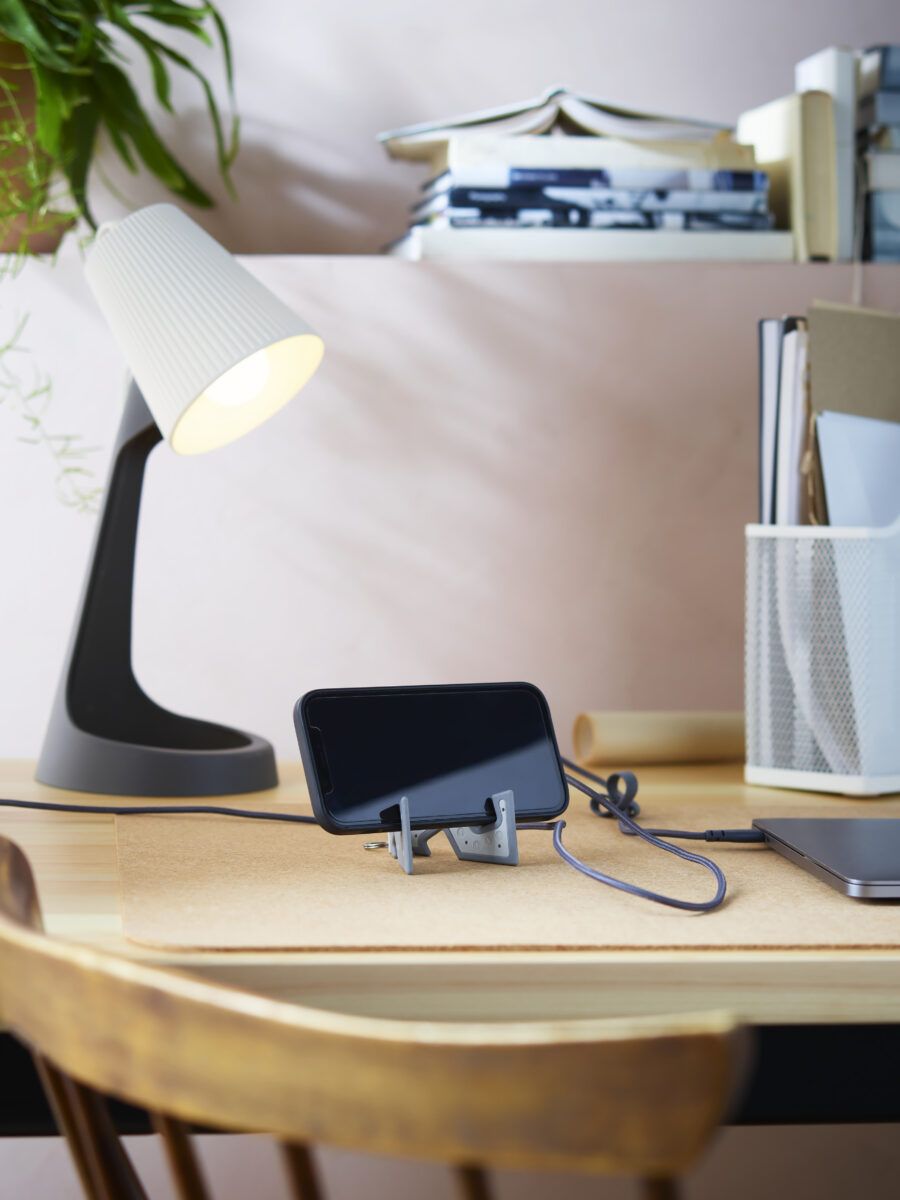 7 esenciales de IKEA premiados por su diseño para dar a tu casa un estilo exclusivo - Fotocasa Life Lámpara flexo IKEA