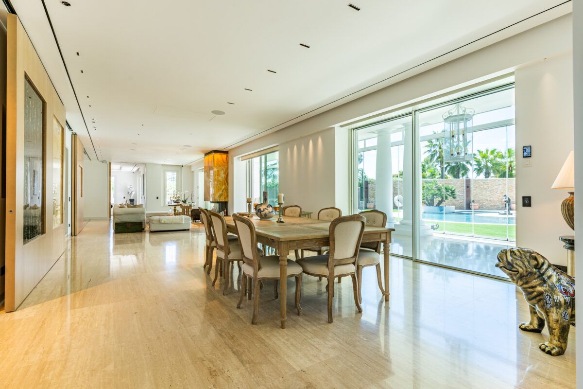 Lujo y exclusividad en Somosaguas: descubre este chalet con bar, piscina, gimnasio y zona de cine - Fotocasa Life - geo, GILMAR, hogar, house tour, inmobiliarias, inspiración, lujo, madrid, Viviendas - Inspiración - Visitamos este lujoso chalet ofrecido por Gilmar en una de las zonas más exclusivas de Madrid
