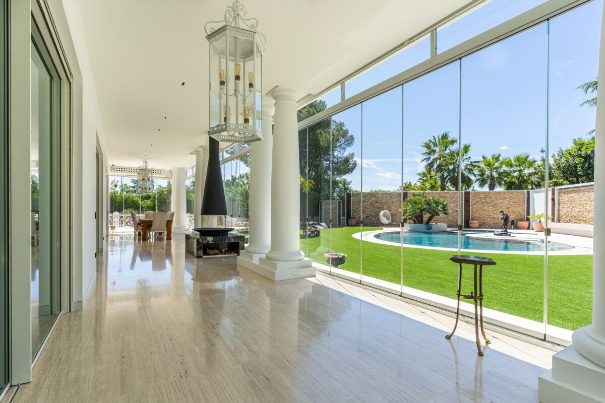 Lujo y exclusividad en Somosaguas: descubre este chalet con bar, piscina, gimnasio y zona de cine - Fotocasa Life - geo, GILMAR, hogar, house tour, inmobiliarias, inspiración, lujo, madrid, Viviendas - Inspiración - Visitamos este lujoso chalet ofrecido por Gilmar en una de las zonas más exclusivas de Madrid