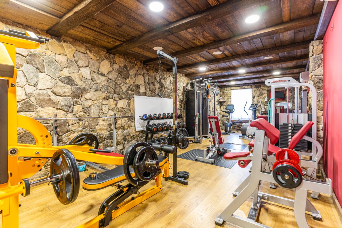Lujo y exclusividad en Somosaguas: descubre este chalet con bar, piscina, gimnasio y zona de cine - Fotocasa Life - geo, GILMAR, hogar, house tour, inmobiliarias, inspiración, lujo, madrid, Viviendas - Inspiración - Visitamos este lujoso chalet ofrecido por Gilmar en una de las zonas más exclusivas de Madrid