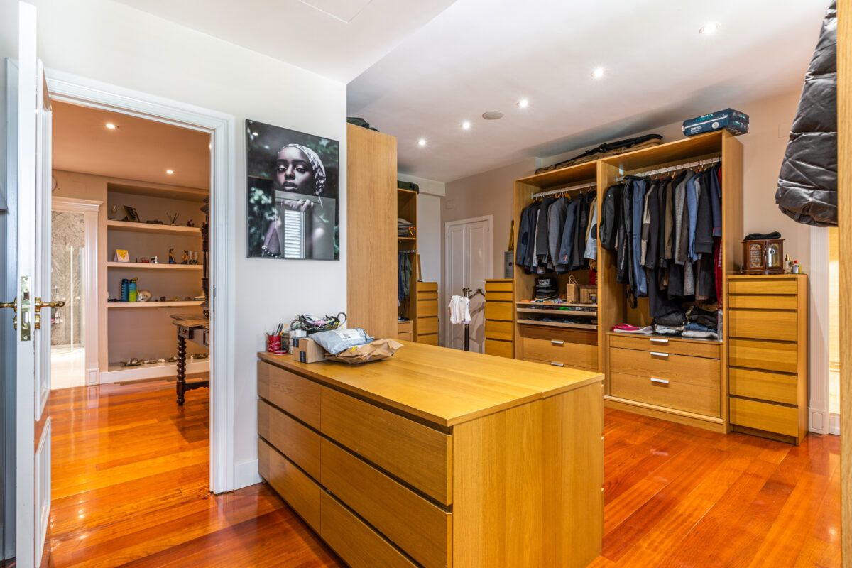 Lujo y exclusividad en Somosaguas: descubre este chalet con bar, piscina, gimnasio y zona de cine img389