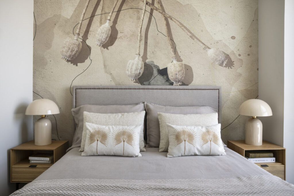 Dormitorio con decoración aesthetic moderna en tonos neutros, textiles naturales, lámparas de diseño y cabecero elegante